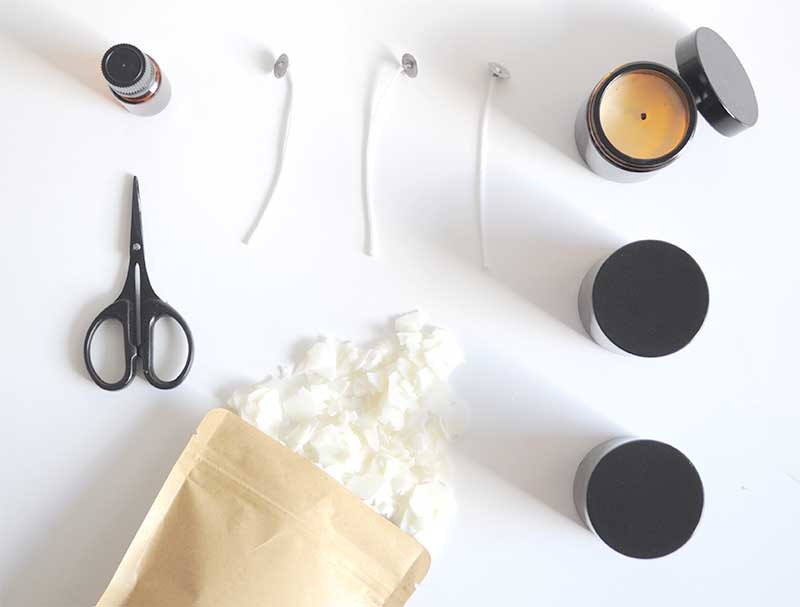 Kit DIY composé de tous les ingrédients, contenants et parfums pour réaliser vous-même vos bougies parfumées