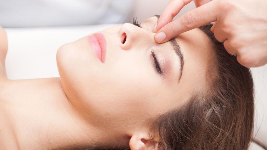 Eclat, fermeté et rides : boostez l'efficacité de vos soins visage avec un massage du visage anti-âge.