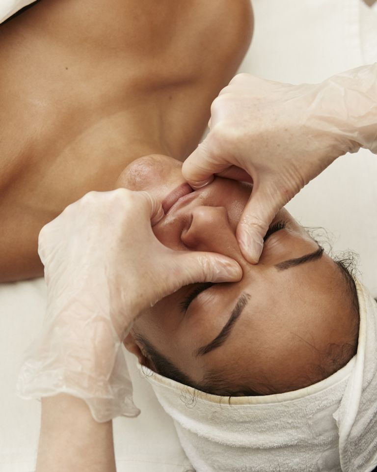 Le Face Sculpting®, inventé par Yakov Gershkovich, consiste en un massage tonique du bas du visage. Particularité de ce soin : cible les rides profondes