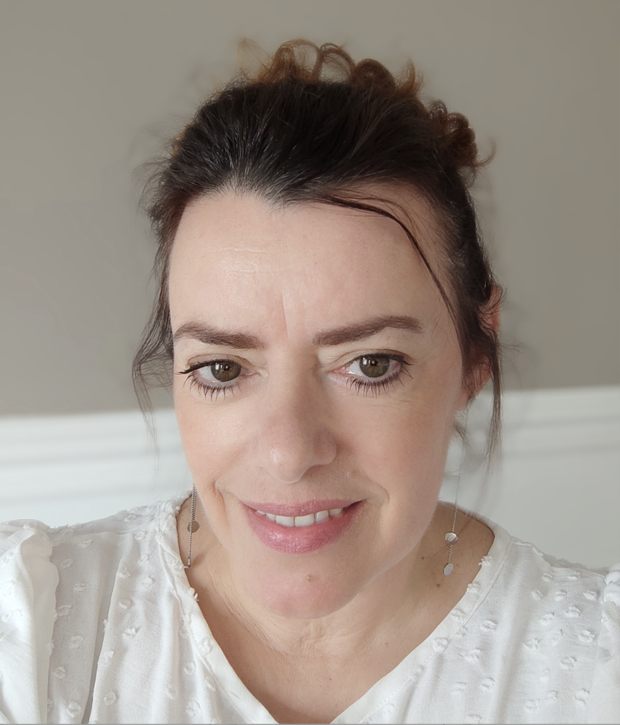 Isabelle Deltombe, Facialiste, esthéticienne et coach de yoga du visage - L'Atelier Facialiste