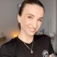 Chloé EYDT coach de gymnastique faciale certifée formée par Nathalie Dendura de l'Atelier Facialiste