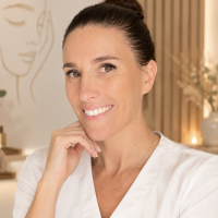 Audrey Franceschini, coach de yoga du visage formée par Nathalie Dendura de L'Atelier Facialiste